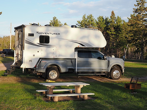 Camper mit Picknickplatz