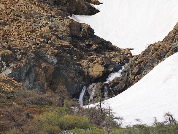 Schnee und Wasserfall