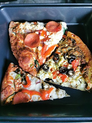 Auflaufform mit Pizza