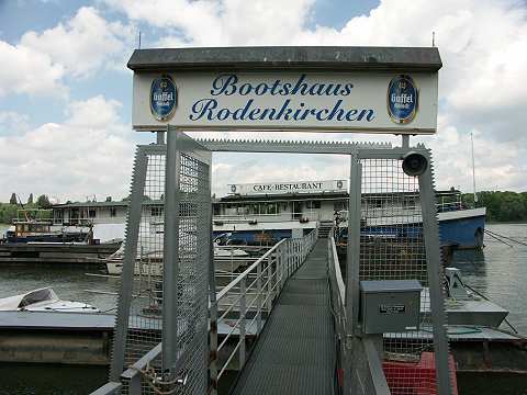 Steg zum Bootshaus